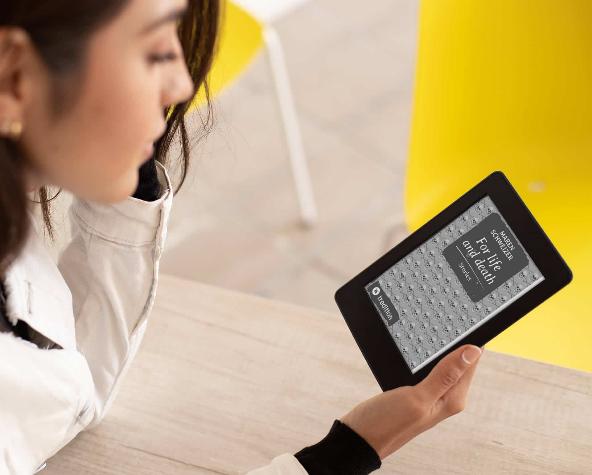 Frau liest E-Book, das über tredition ohne Zusatzkosten digital produziert wird